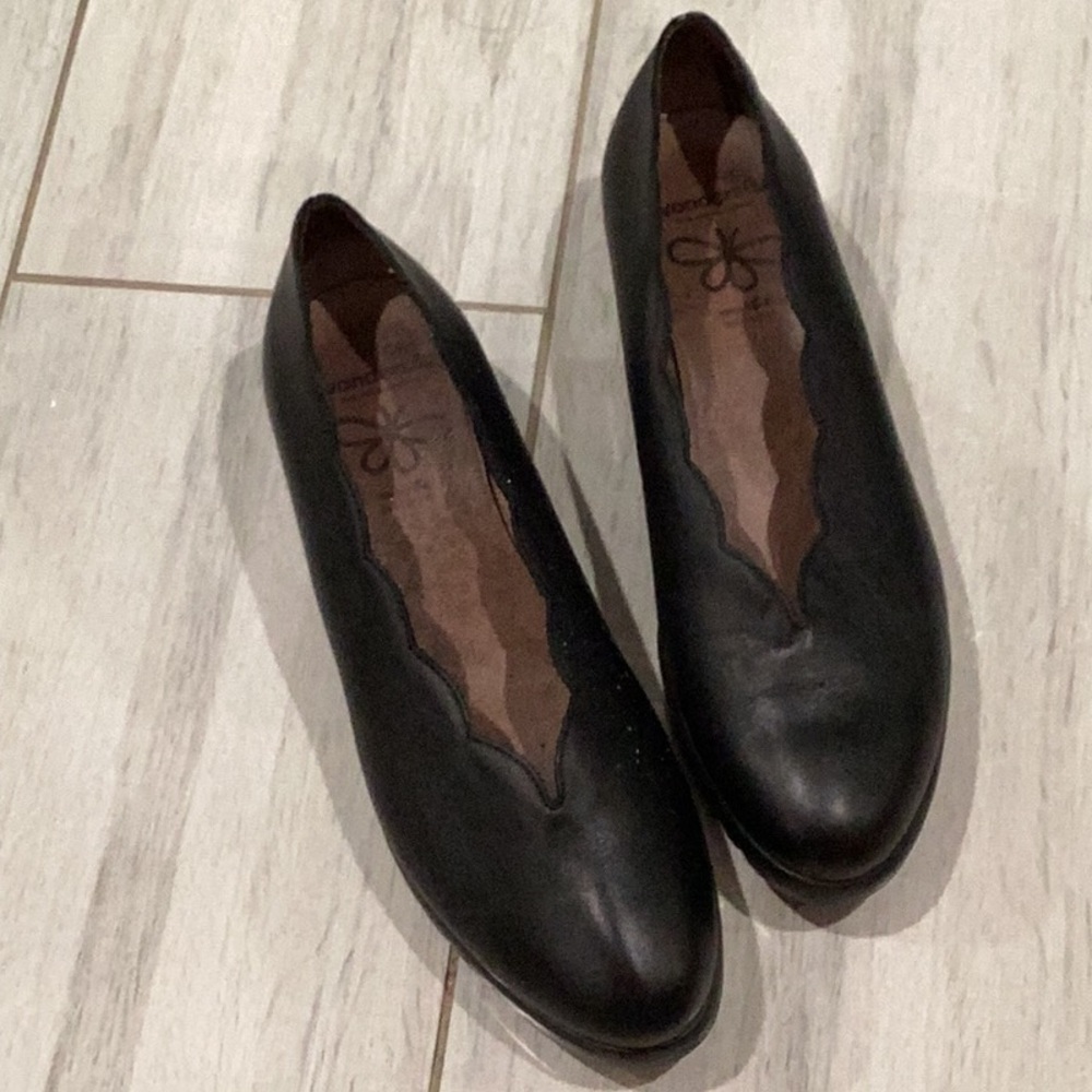 Elegant Black Leather Women's Flats
